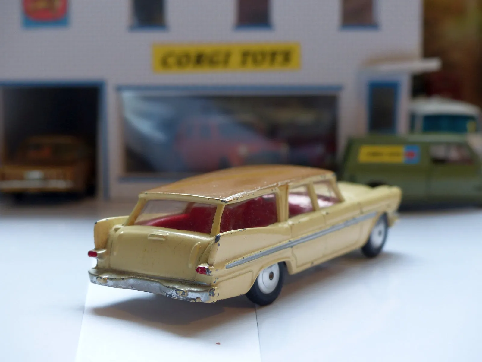 219 Plymouth Sports Suburban *with cream base* 1