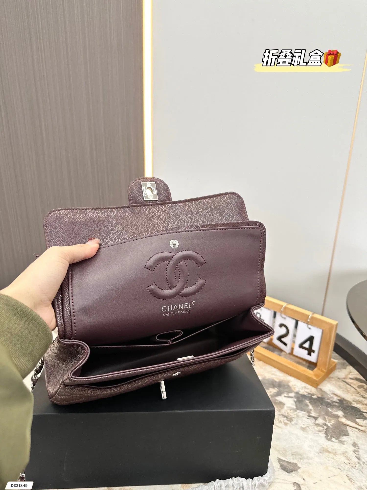 CC820 Classic Handbag / 6 × 9.9 × 2.5 in